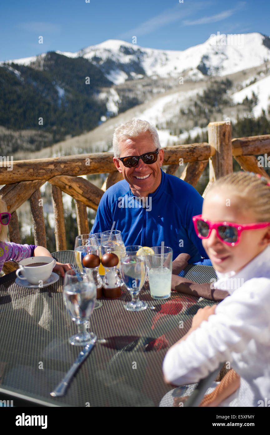 Eine Familie genießt ein Mittagessen und eine tolle Aussicht nach dem Skifahren im The Canyons Resort in Park City, Utah. Stockfoto