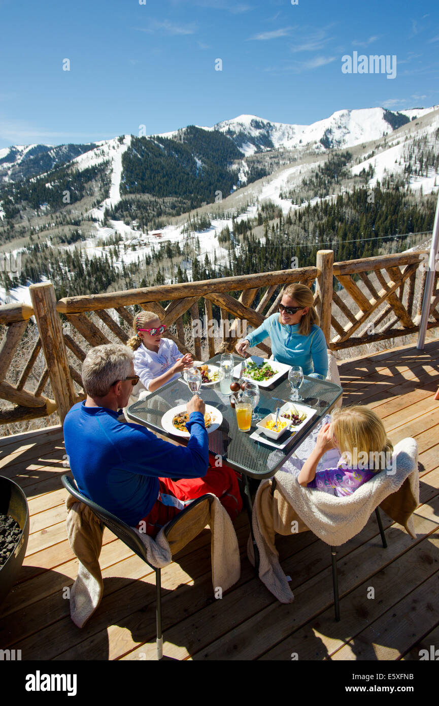 Eine Familie genießt ein Mittagessen und eine tolle Aussicht nach dem Skifahren im The Canyons Resort in Park City, Utah. Stockfoto