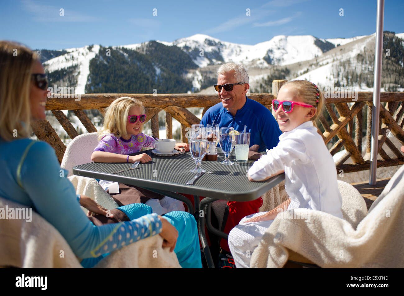 Eine Familie genießt ein Mittagessen und eine tolle Aussicht nach dem Skifahren im The Canyons Resort in Park City, Utah. Stockfoto