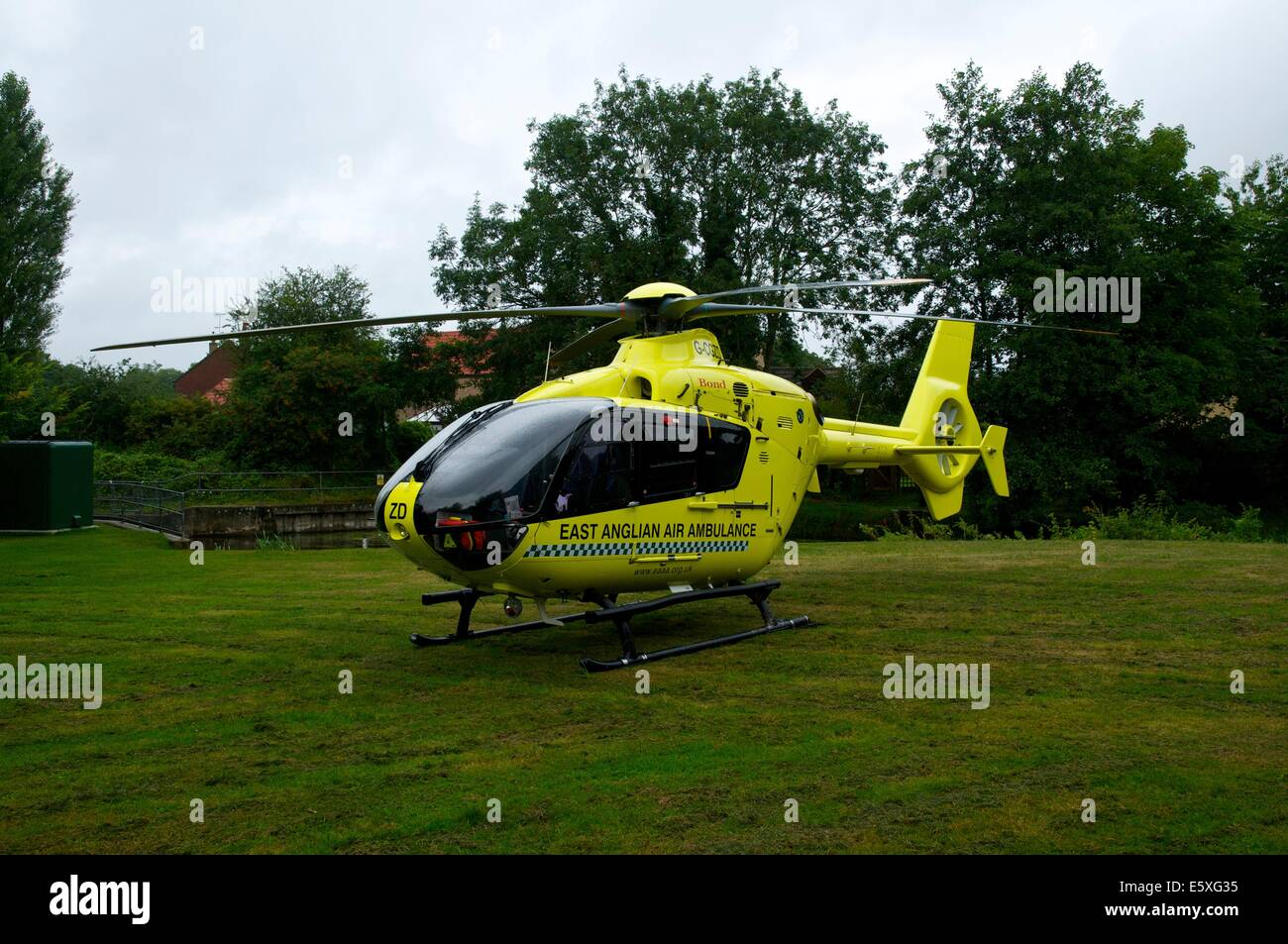 Thetford, Norfolk. Szene aus einem Autounfall am Kreisverkehr auf Hurth Weg (A1066) in Thetford, an denen ein Auto mit dem East Anglian Krankenwagen anwesend. Welcher Prinz William, Herzog von Cambridge hat angekündigt, dass er fliegen werde, wenn er anfängt zu arbeiten für die East Anglian Air Ambulance. 6. August 2014 Stockfoto