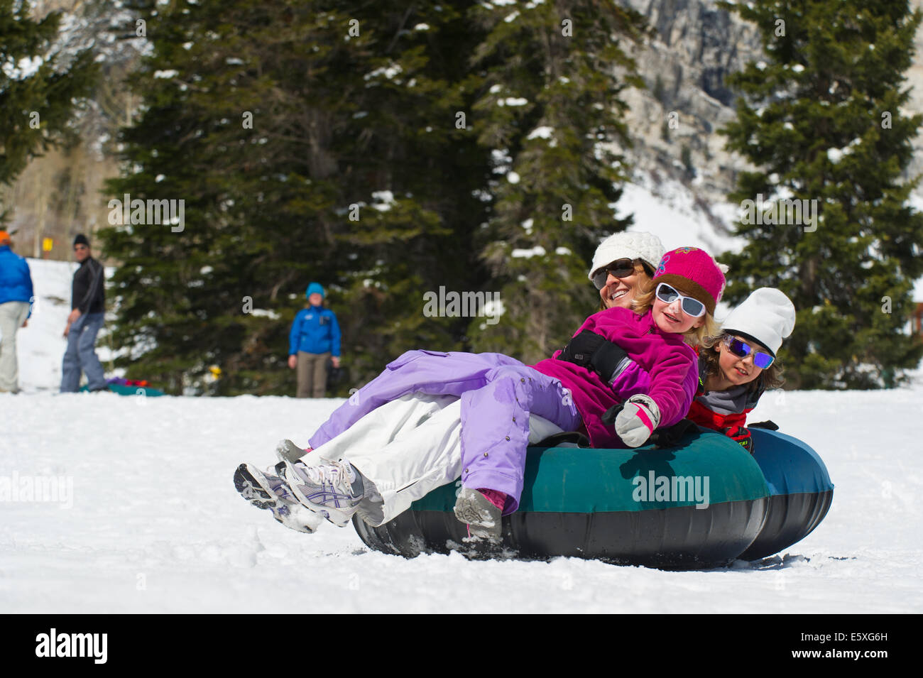 Julien, Suzanne und Lucy Weiss genießen Schläuche in Snowbird Resort in Utah. Stockfoto