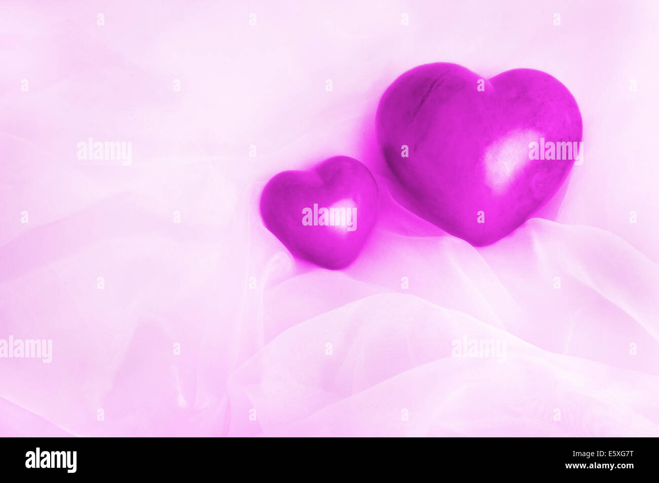 Zwei rosa Herzen - Geburt eines Mädchen-Konzepts (Tochter/Mutter) Stockfoto