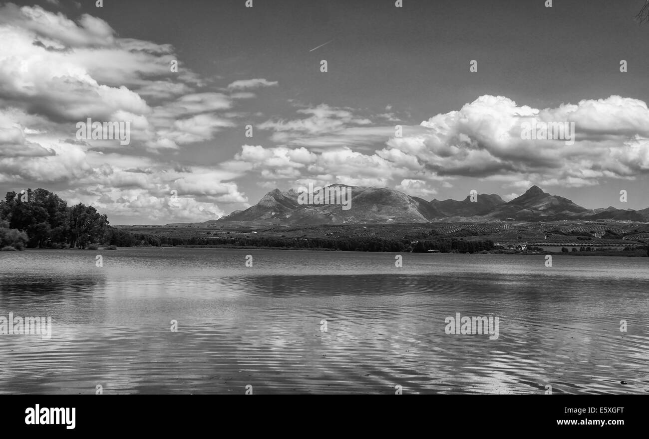 See in schwarz und weiß mit Reflexionen von Wolken auf dem Wasser Stockfoto