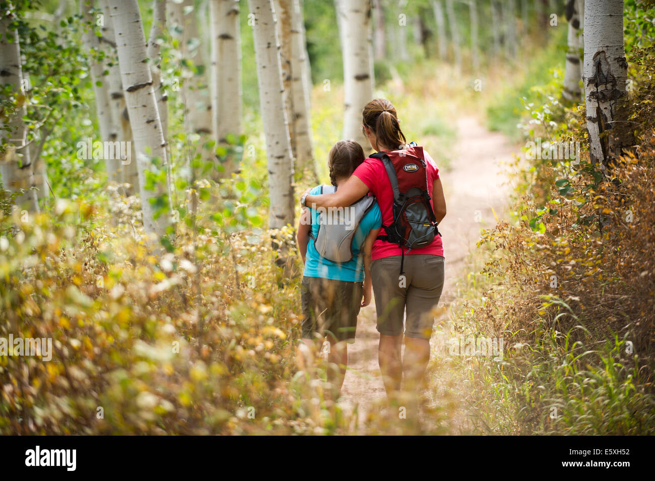 Genießen eine Wanderung durch die Canyons Resort in Park City, Utah, Suzanne und Jade Montgomery. Stockfoto