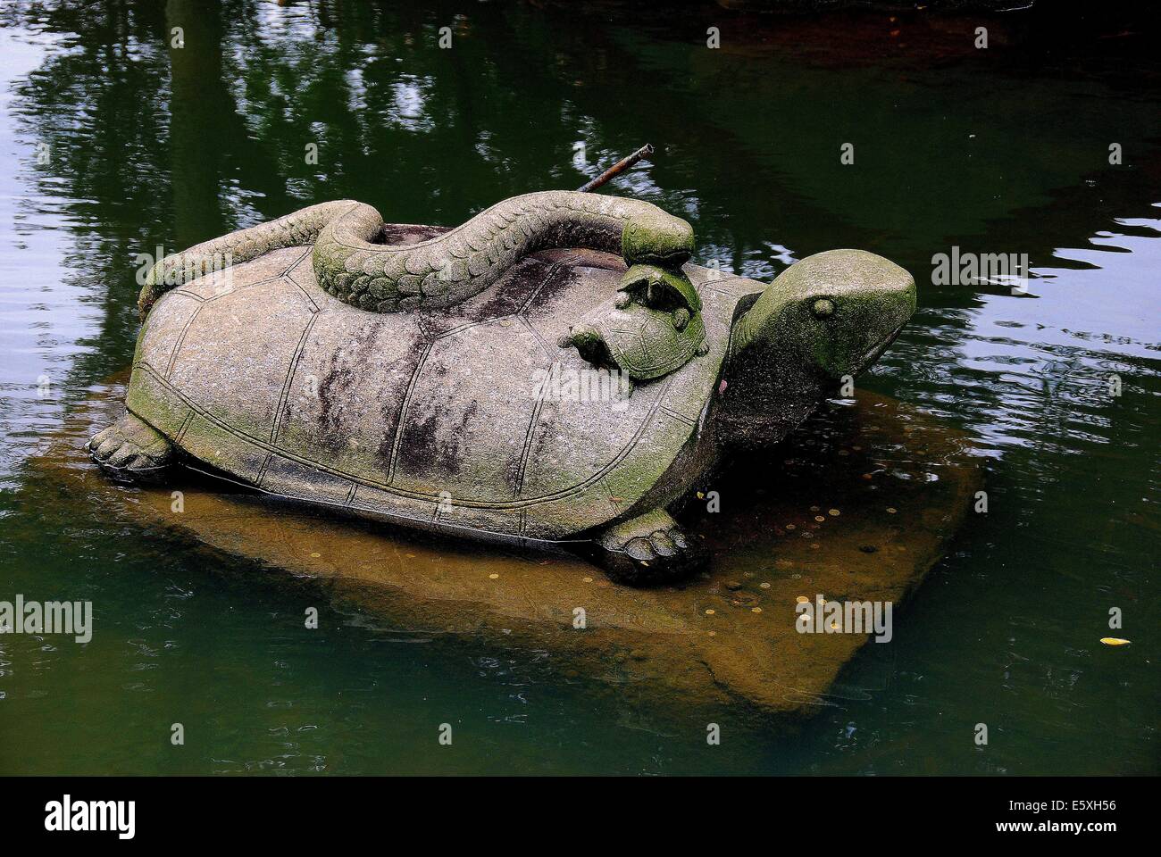 Singapur: Schildkröte Skulptur mit einer Schlange auf dem Rücken in der Lagune ist ein Symbol des Glücks in den chinesischen Garten * Stockfoto
