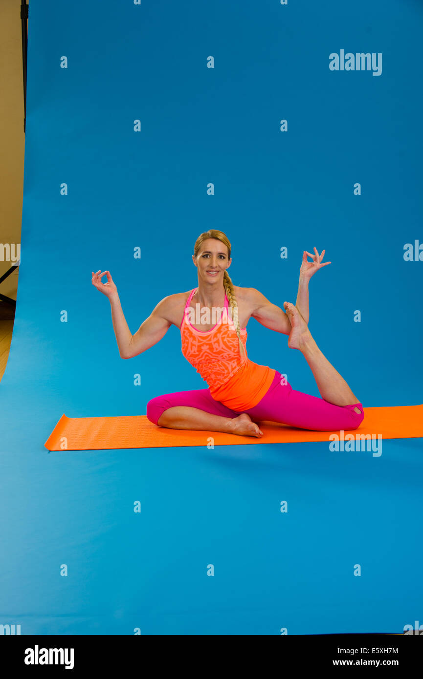 Cindi Terry Praktiken ihre Yoga-Bewegungen in einem Studio in Heber, Utah Stockfoto