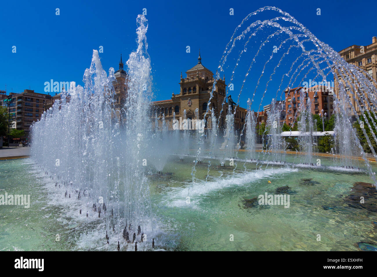 Moderner Brunnen in den quadratischen Zorrilla in Valladolid, Spanien Stockfoto