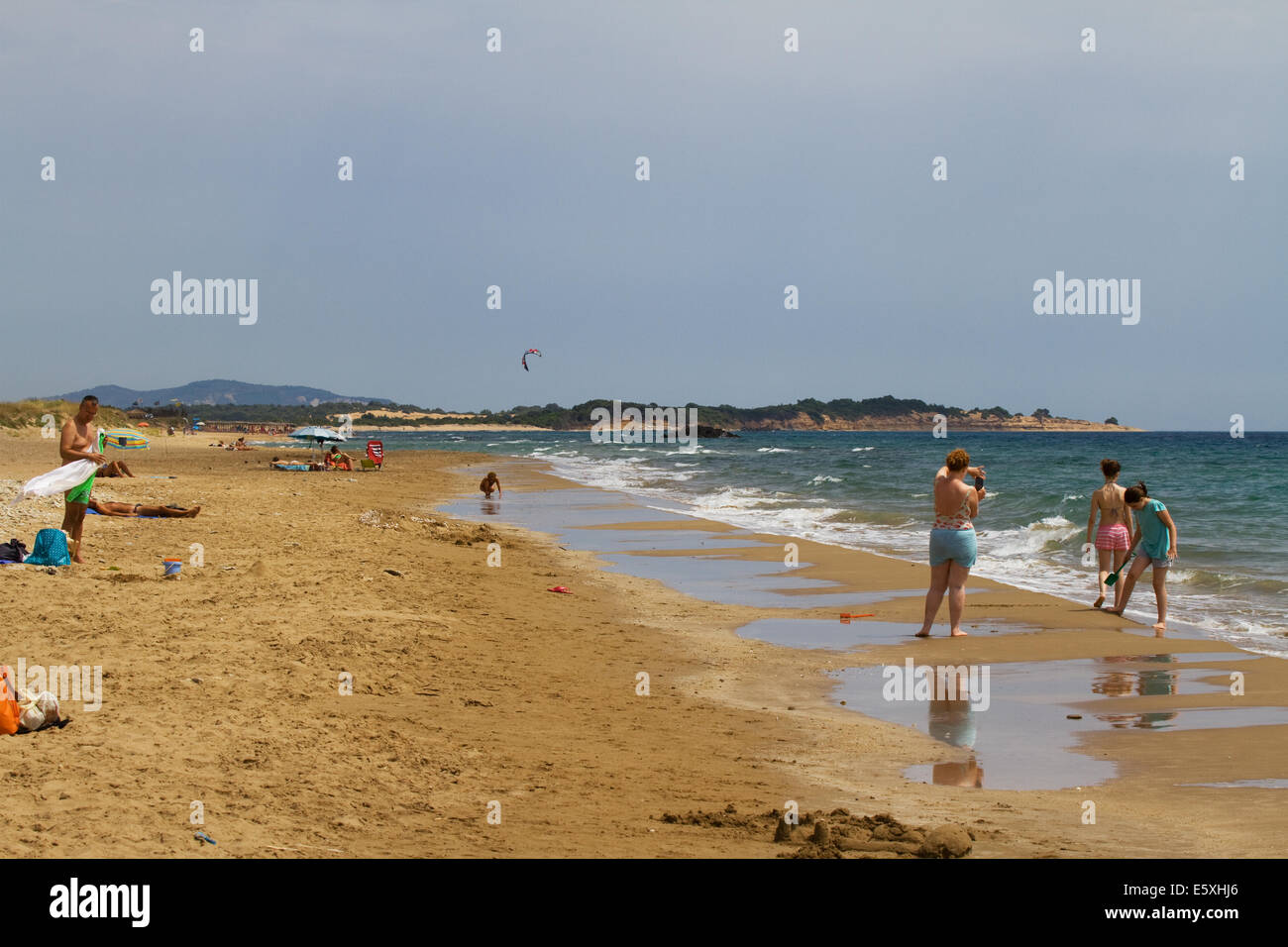 Urlauber am Strand spielen. Ost-Küste von Korfu Stockfoto