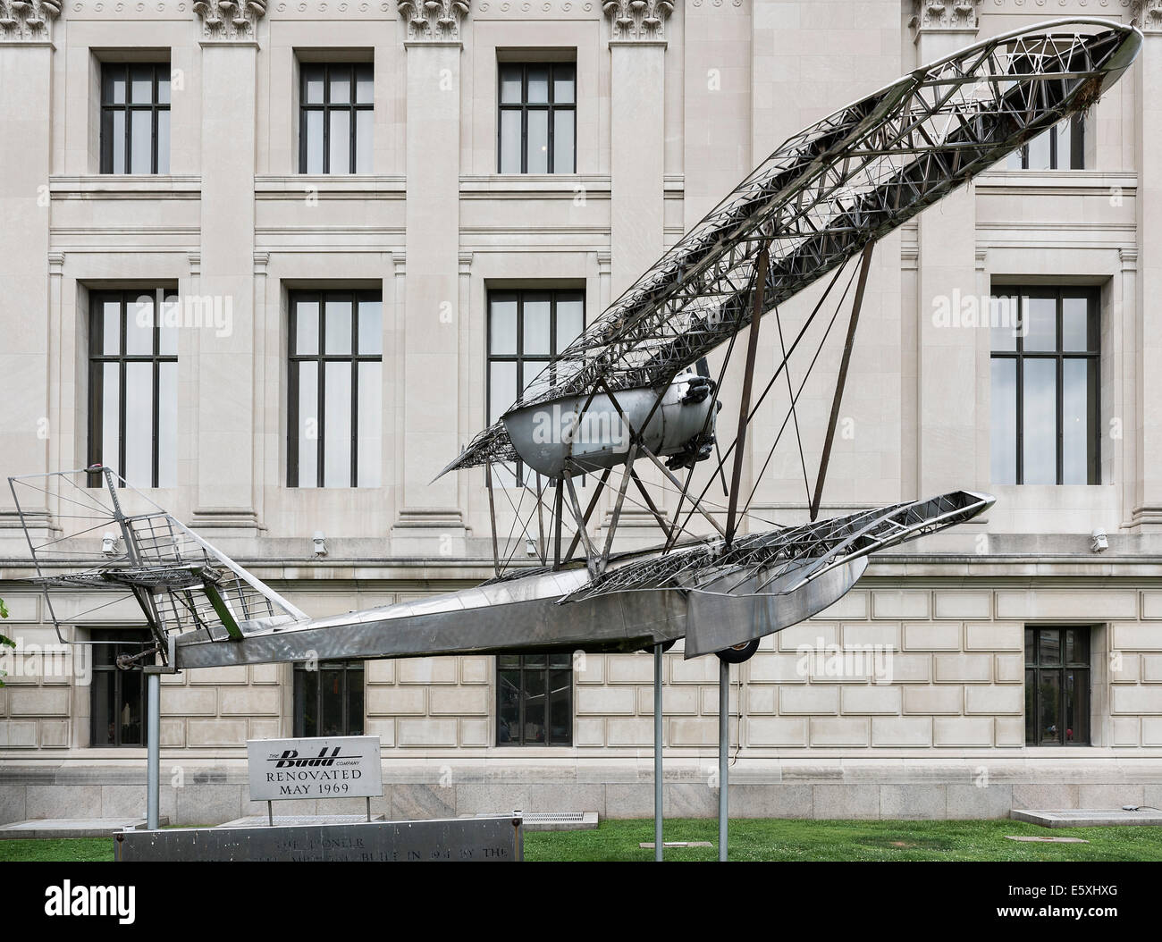 Budd-BB-1-Pionier an der Vorderseite des Franklin Institute, Philadelphia, Pennsylvania, USA Stockfoto