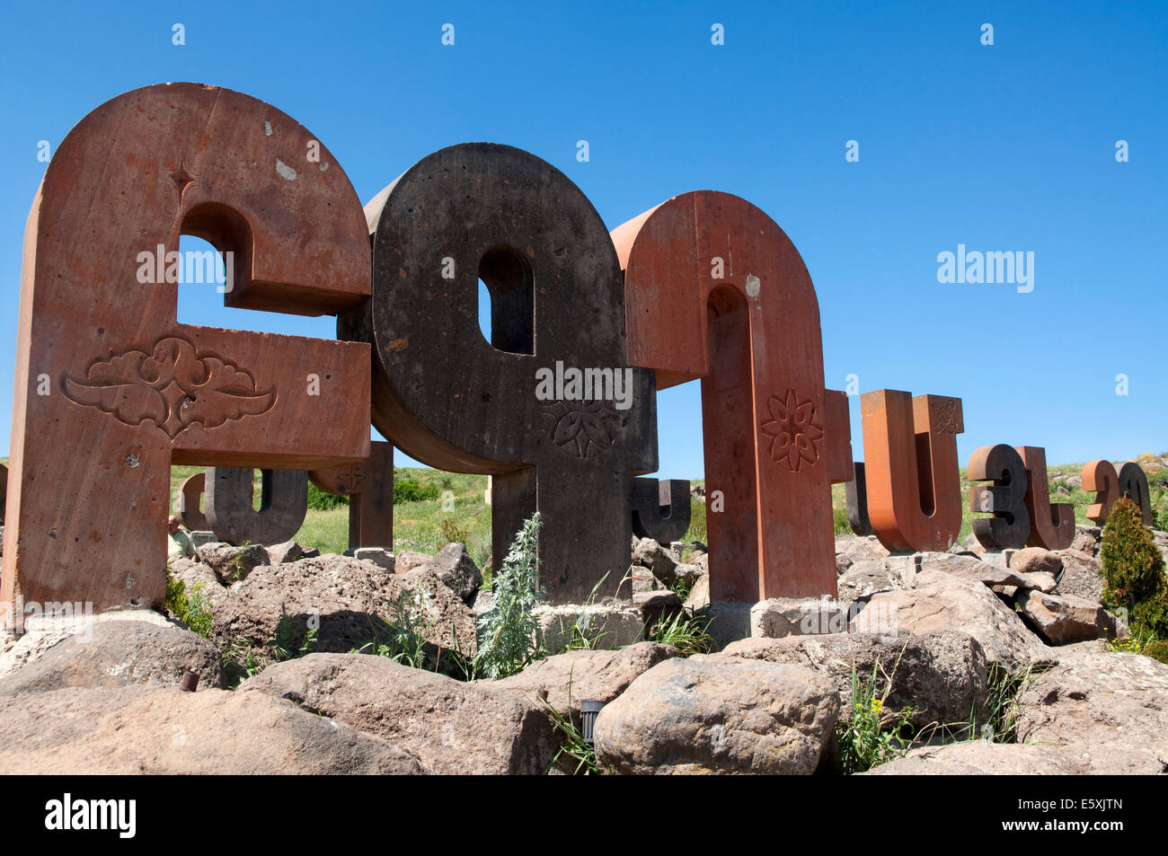 Armenische Alphabet Denkmal mit riesigen geschnitzten Buchstaben, Artashavan Dorf, Armenien Stockfoto