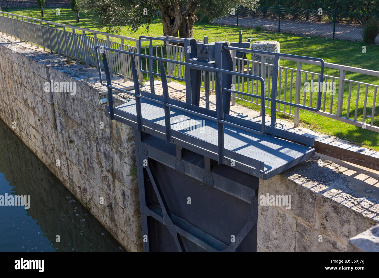 Gates Containment des Wassers in einen Kanal Stockfoto