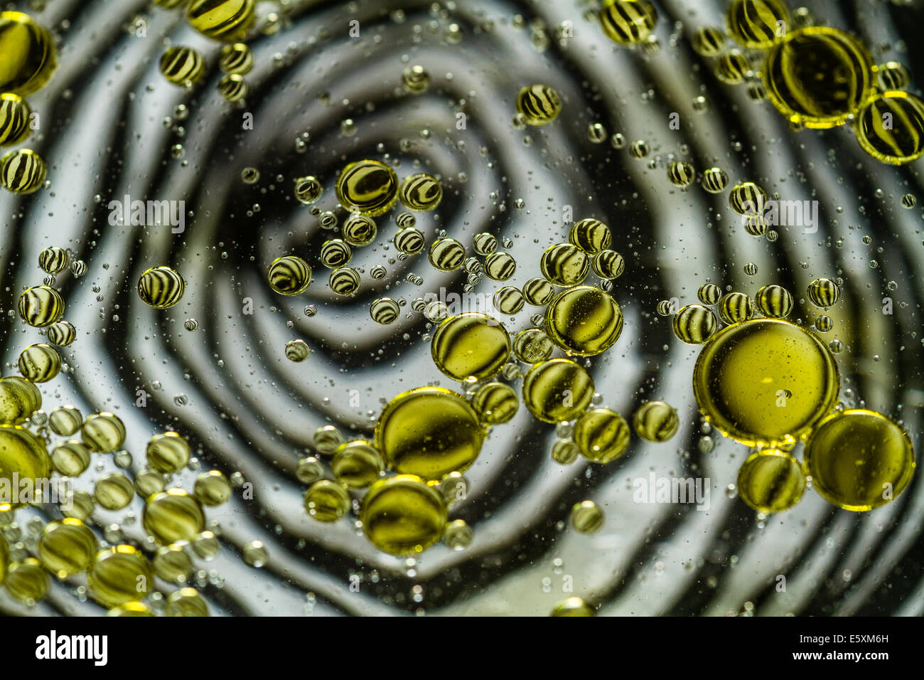 Öl in Wasser Stockfoto