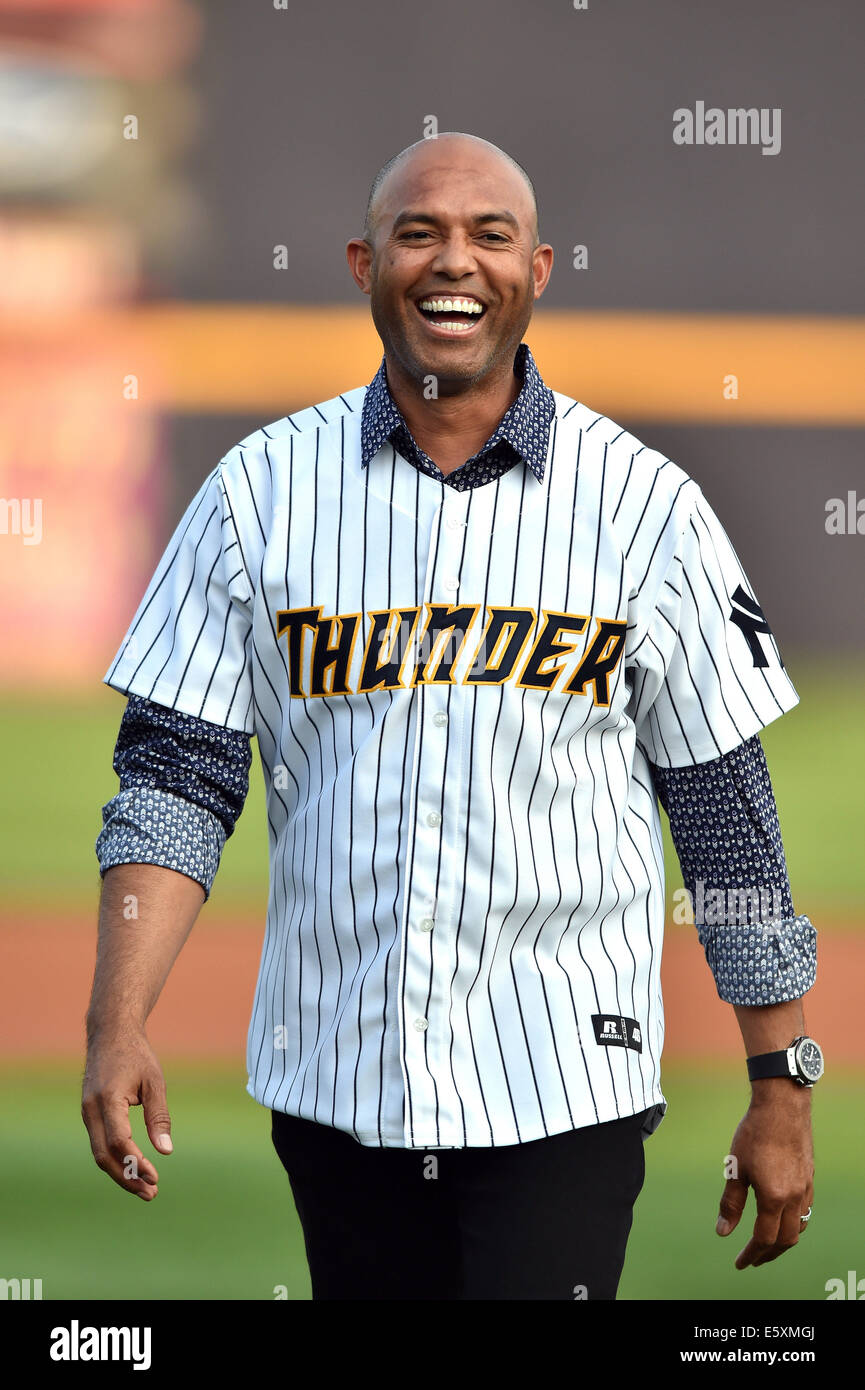 Trenton, New Jersey, USA. 7. August 2014. Ehemalige Legende in New York Yankees MARIANO RIVERA (42) hat einen Auftritt bei einem Eastern League Spiel am Arm & Hammer Park in Trenton, New Jersey. RIVERA war anwesend, um einen Scheck zu seiner Kirche Efugio de akzeptieren Esperanza (Refuge of Hope) Credit: Ken Inness/ZUMA Draht/Alamy Live News Stockfoto