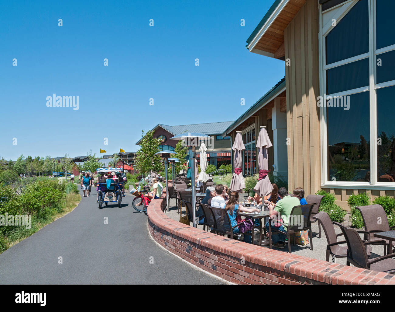 Oregon, biegen, Old Mill District, ehemaligen Sägewerk Website, jetzt ein Einkaufszentrum, Restaurant, Unterhaltung Ziel Stockfoto