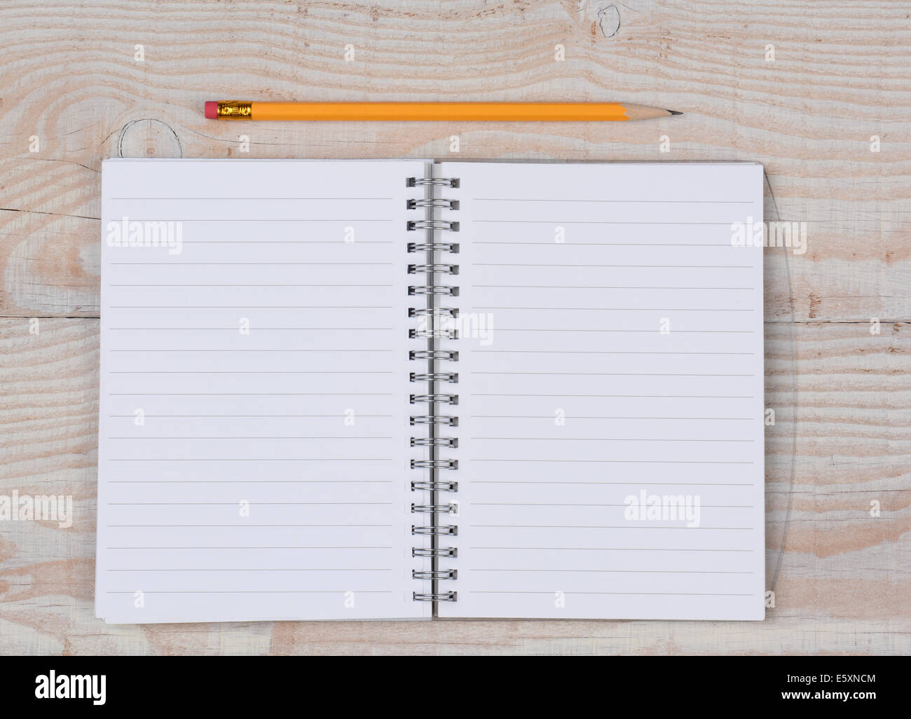 Eine offene Notizbuch und Bleistift auf einem weißen Holz Schreibtisch. Querformat. Stockfoto