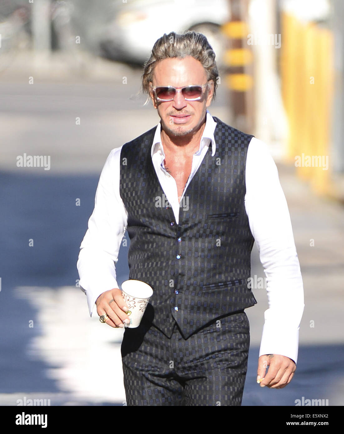 Hollywood, Kalifornien, USA. 7. August 2014. US-amerikanischer Schauspieler Mickey Rourke erschien eine versiegelte Segment bei Jimmy Kimmel Live! in Hollywood im El Capitan Theatre Mittwoch, 6. August 2014. Rourke kamen am Nachmittag Gruß Fans und Fotografen mit einem temperamentvollen Hallo während nach seinem Auftritt, Rourke posierte für Fotos und Autogramme. Bildnachweis: David Bro/ZUMA Draht/Alamy Live-Nachrichten Stockfoto