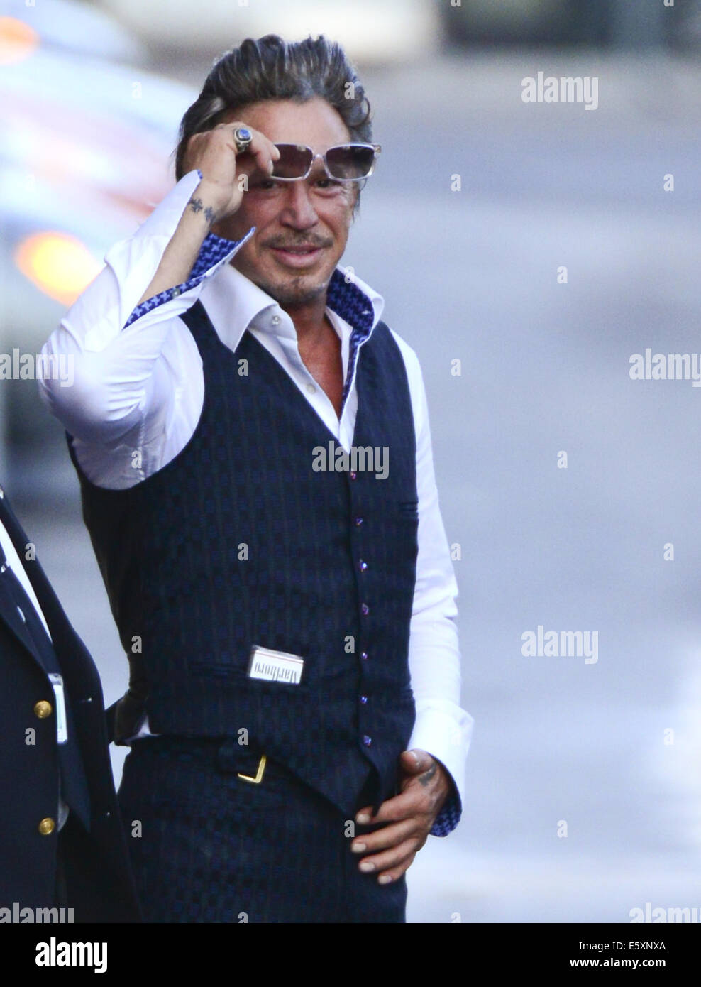 Hollywood, Kalifornien, USA. 7. August 2014. US-amerikanischer Schauspieler Mickey Rourke erschien eine versiegelte Segment bei Jimmy Kimmel Live! in Hollywood im El Capitan Theatre Mittwoch, 6. August 2014. Rourke kamen am Nachmittag Gruß Fans und Fotografen mit einem temperamentvollen Hallo während nach seinem Auftritt, Rourke posierte für Fotos und Autogramme. Bildnachweis: David Bro/ZUMA Draht/Alamy Live-Nachrichten Stockfoto