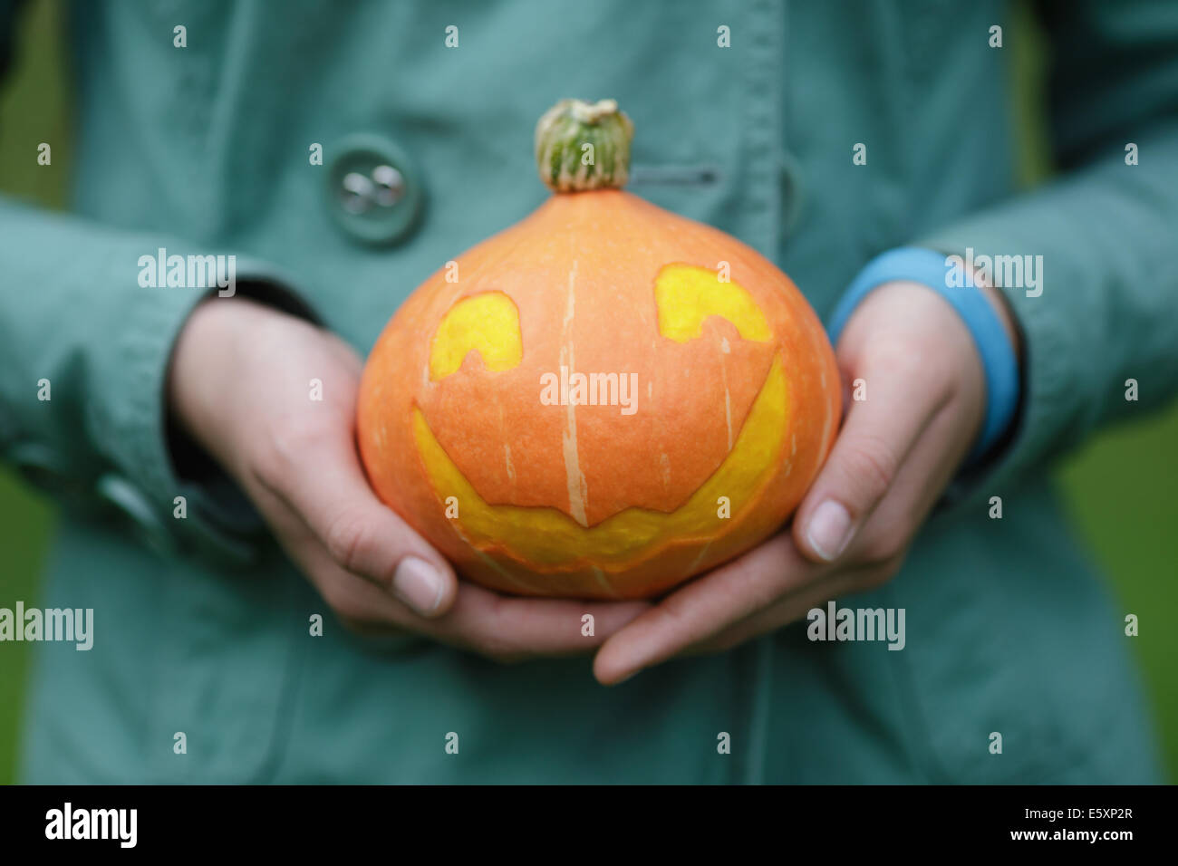 Halloween-Kürbis in weibliche Teenager Hände, Nahaufnahme Foto Stockfoto