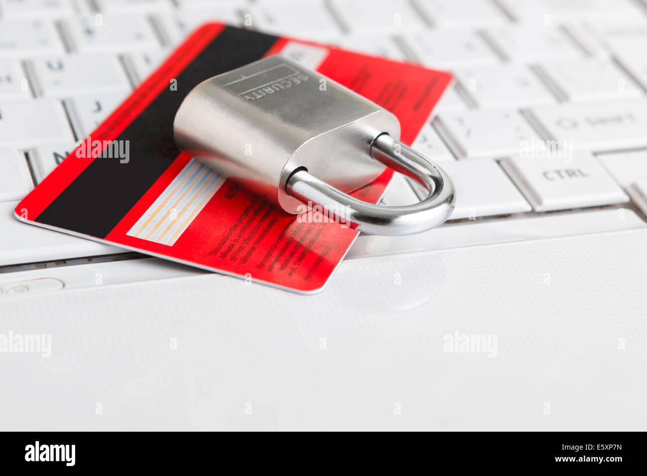 Kreditkarte und Vorhängeschloss auf Tastatur - Sicherheit, e-Commerce-Konzept. Stockfoto