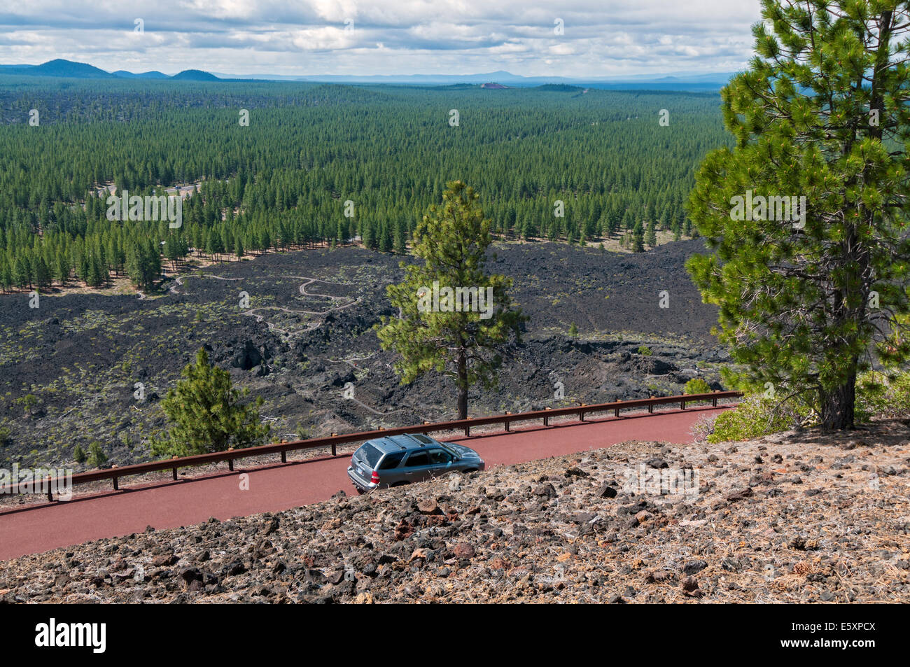 Oregon, Newberry National Volcanic Monument, Lava Butte, Summit Road Lava Sichtfeld von Crater Rim trail Stockfoto