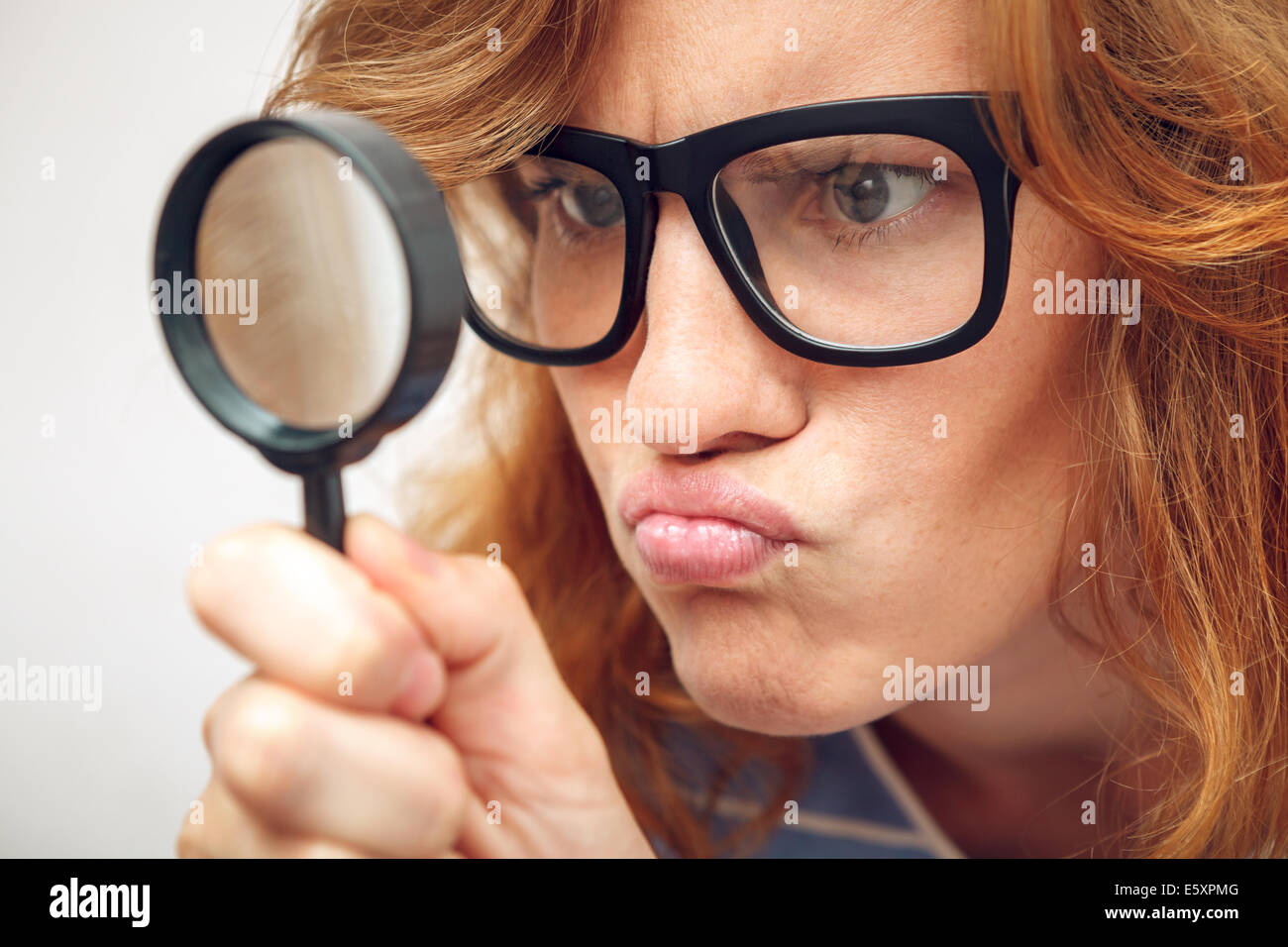 Junge Geek Blick durch die Lupe. Stockfoto