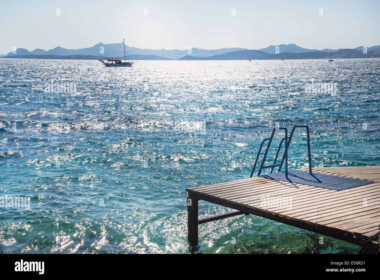 hölzerne Pier und Blick aufs Meer Stockfoto