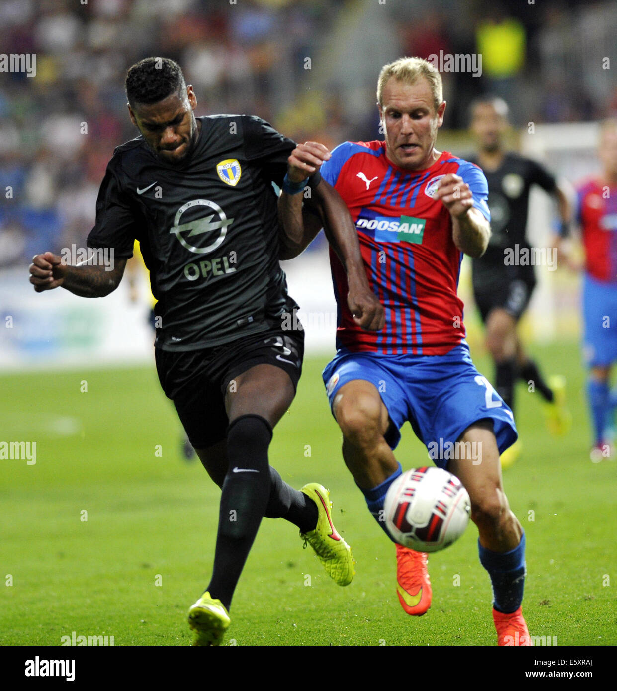 Pilsen, Tschechische Republik. 7. August 2014. Daniel Kolar von Viktoria Pilsen (rechts) und Gerson Petrolul Ploiesti abgebildet während der European Football League 3. Qualifikationsrunde Rückkehr Viktoria Plzen Vs Petrolul Ploiesti in Pilsen, Tschechische Republik, 7. August 2014 übereinstimmen. Bildnachweis: Petr Eret/CTK Foto/Alamy Live-Nachrichten Stockfoto