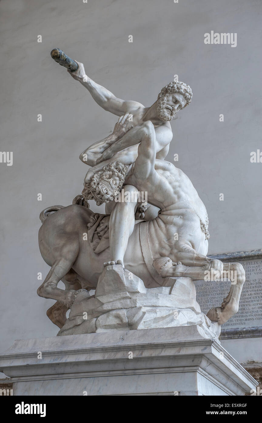 Marmorstatue, Herkules und Nessus, vom Bildhauer Giovanni Bologna, Loggia dei Lanzi, Florenz, Toskana, Italien Stockfoto