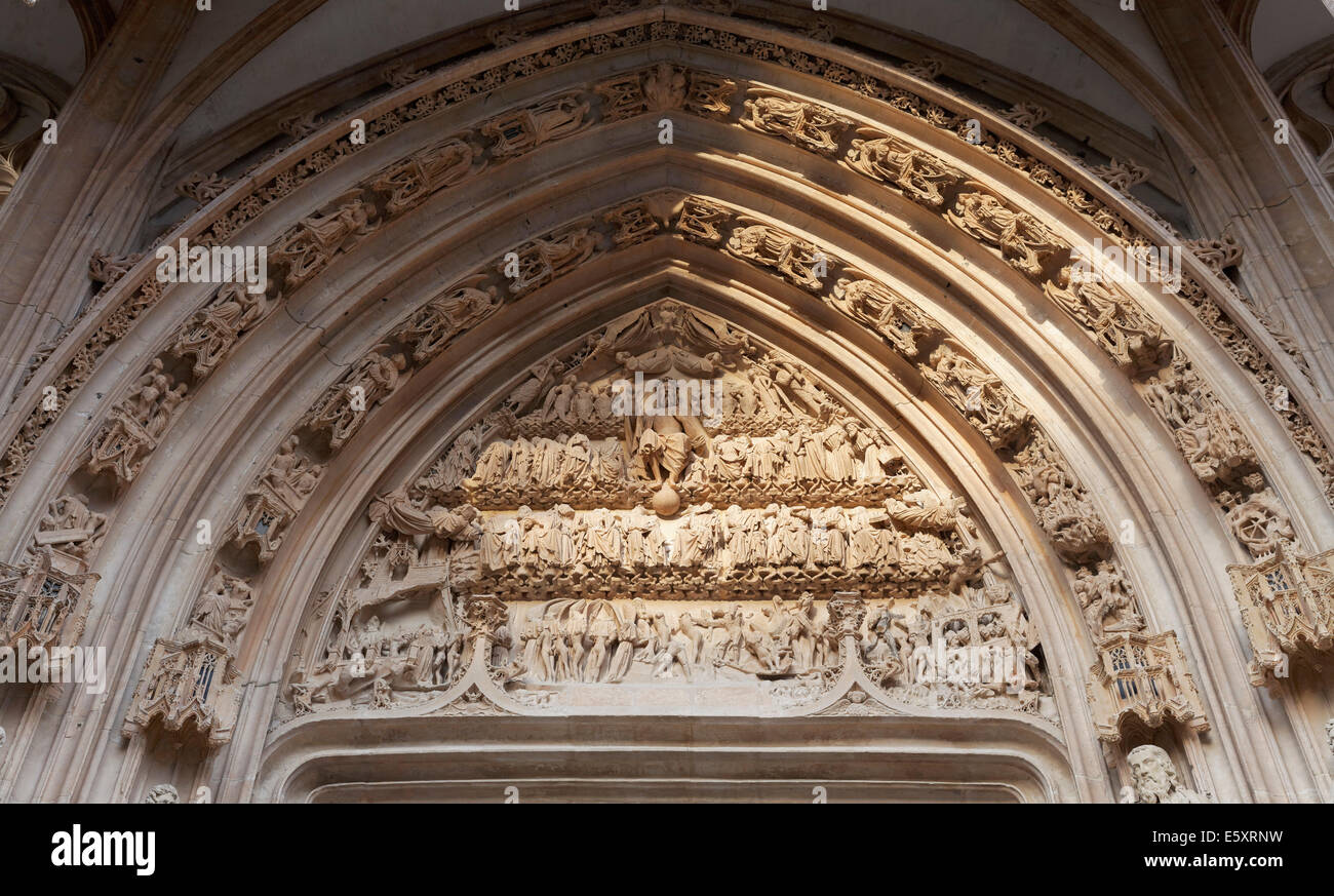 Tympanon über dem Portal der Kirche Saint-Maclou, extravaganten Stil der Gotik, Rouen, Seine-Maritime Stockfoto
