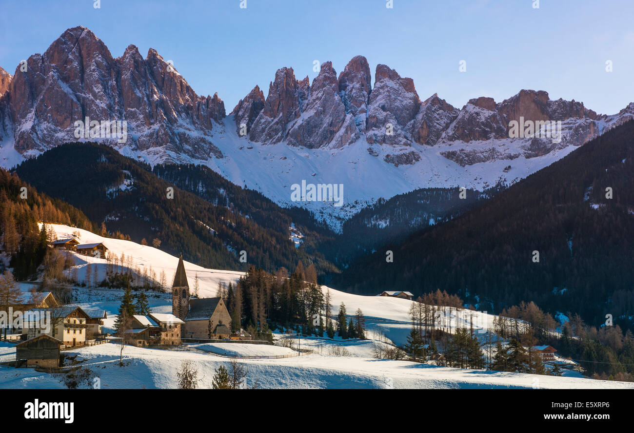 Geisler-Berge und die Stadt Santa Maddalena in Val di Funes, Dolomiten, Südtirol, Italien Stockfoto