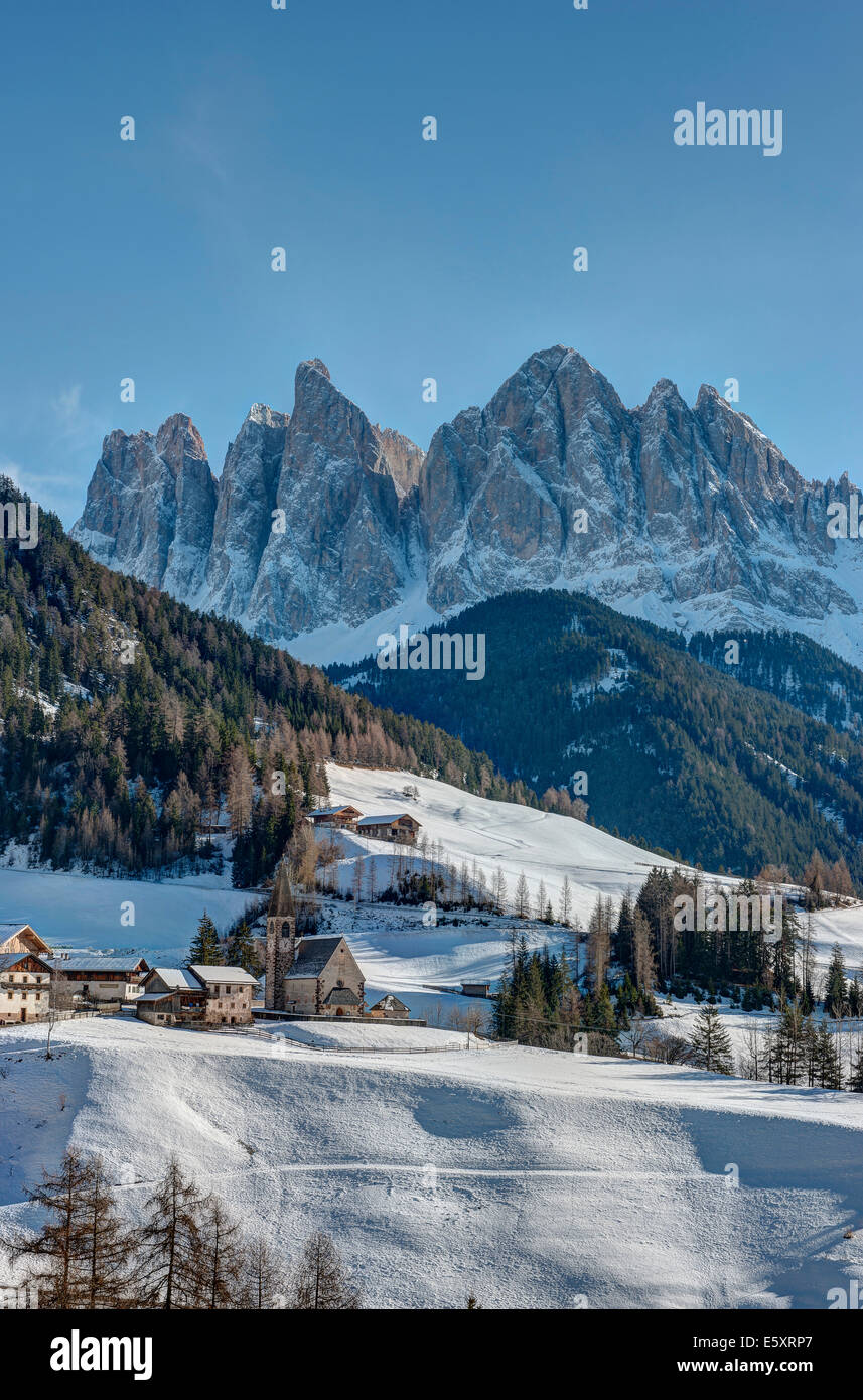 Geisler-Berge und die Stadt Santa Maddalena in Val di Funes, Dolomiten, Südtirol, Italien Stockfoto