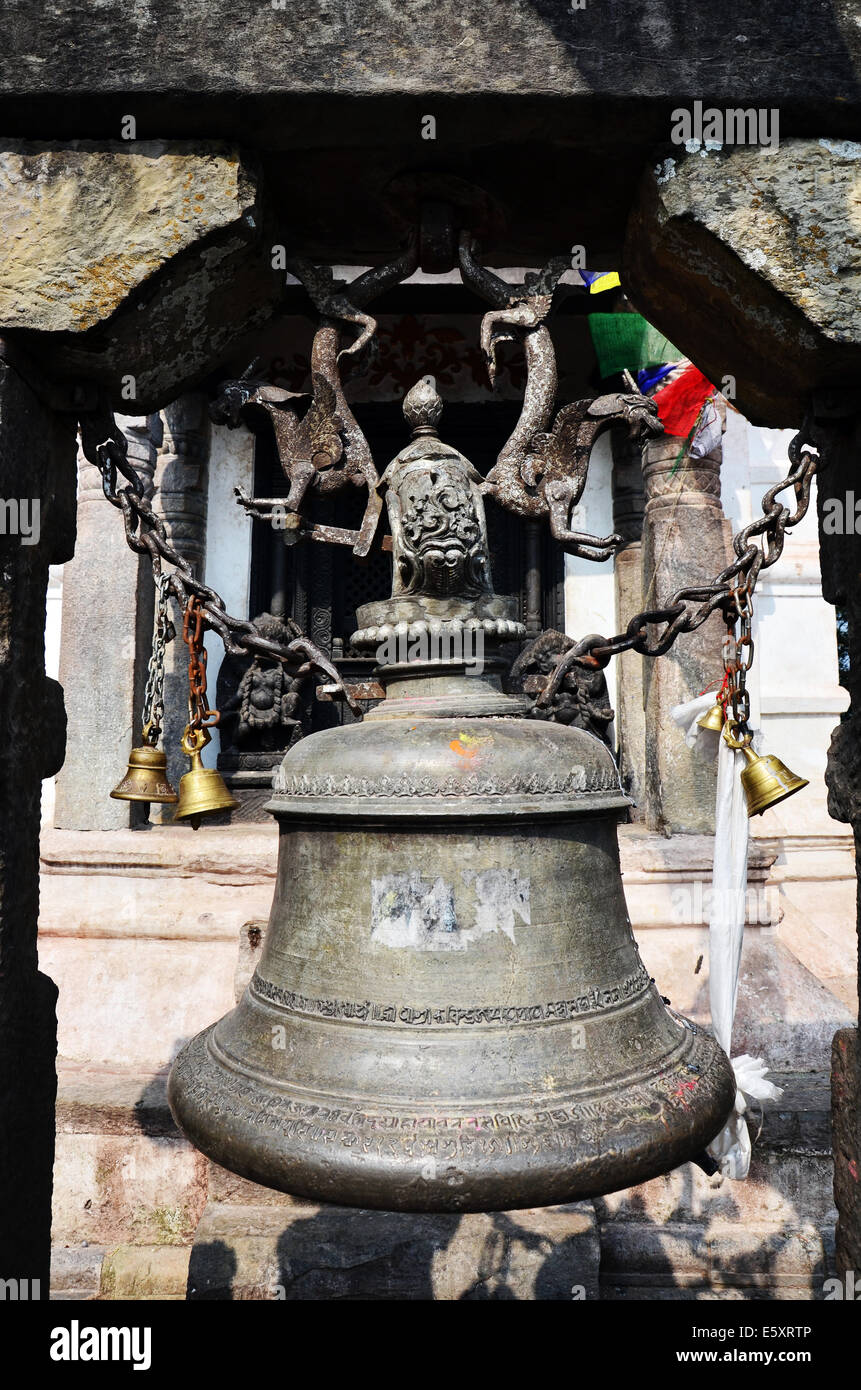 Glocke in Swayambhunath Tempel oder Affentempel mit Buddha oder Weisheit Augen - Heilige asiatischen religiöses Symbol in Kathmandu-Nepal Stockfoto