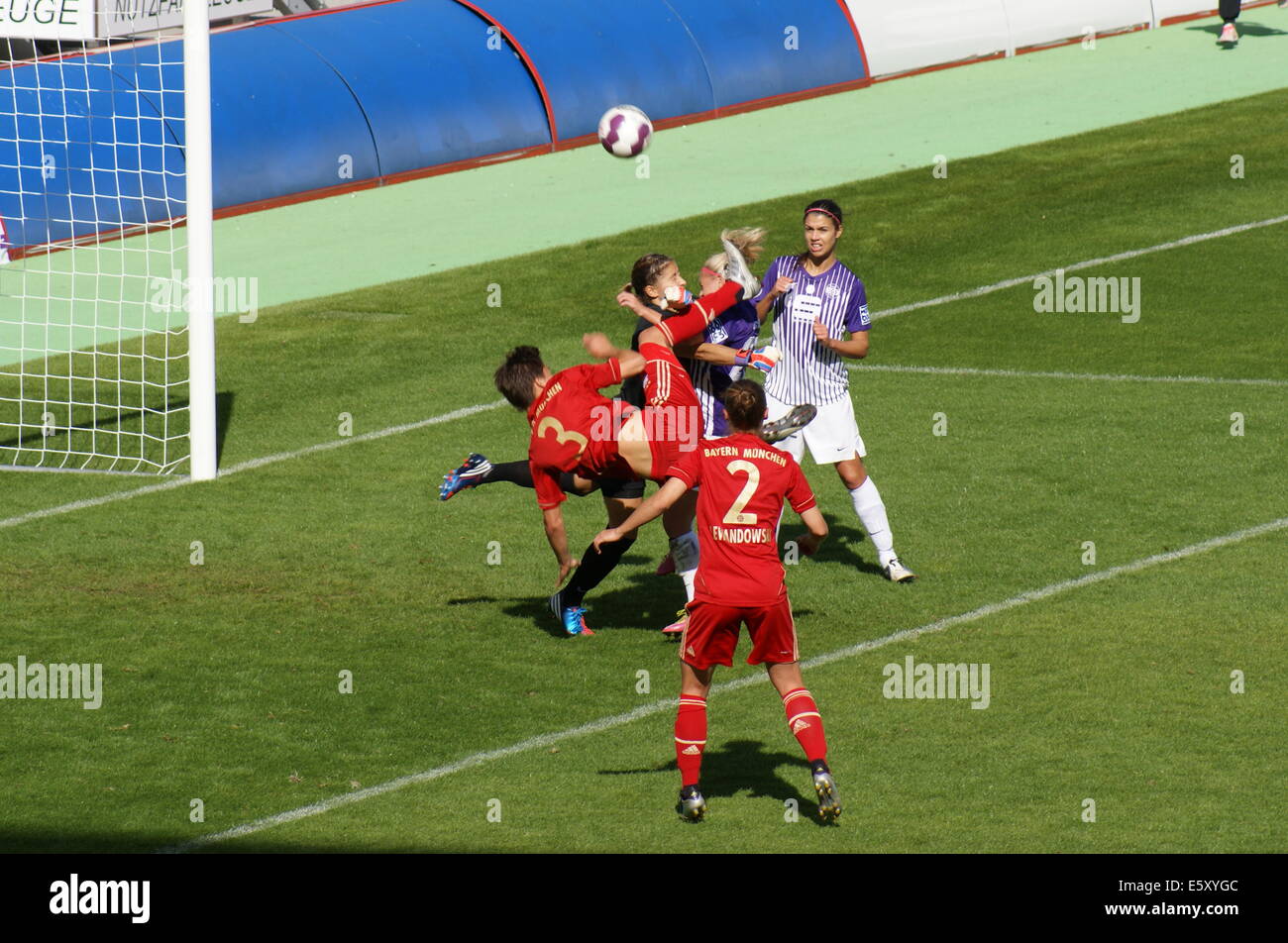 Frauen Bundesliga SGS Essen 2 FC Bayern München 0 Essener Stadion (neues Stadion eröffnet August 2012) Sonntag, 30. September 2012 Stockfoto