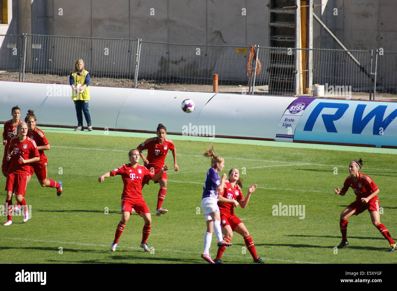 Frauen Bundesliga SGS Essen 2 FC Bayern München 0 Essener Stadion (neues Stadion eröffnet August 2012) Sonntag, 30. September 2012 Stockfoto