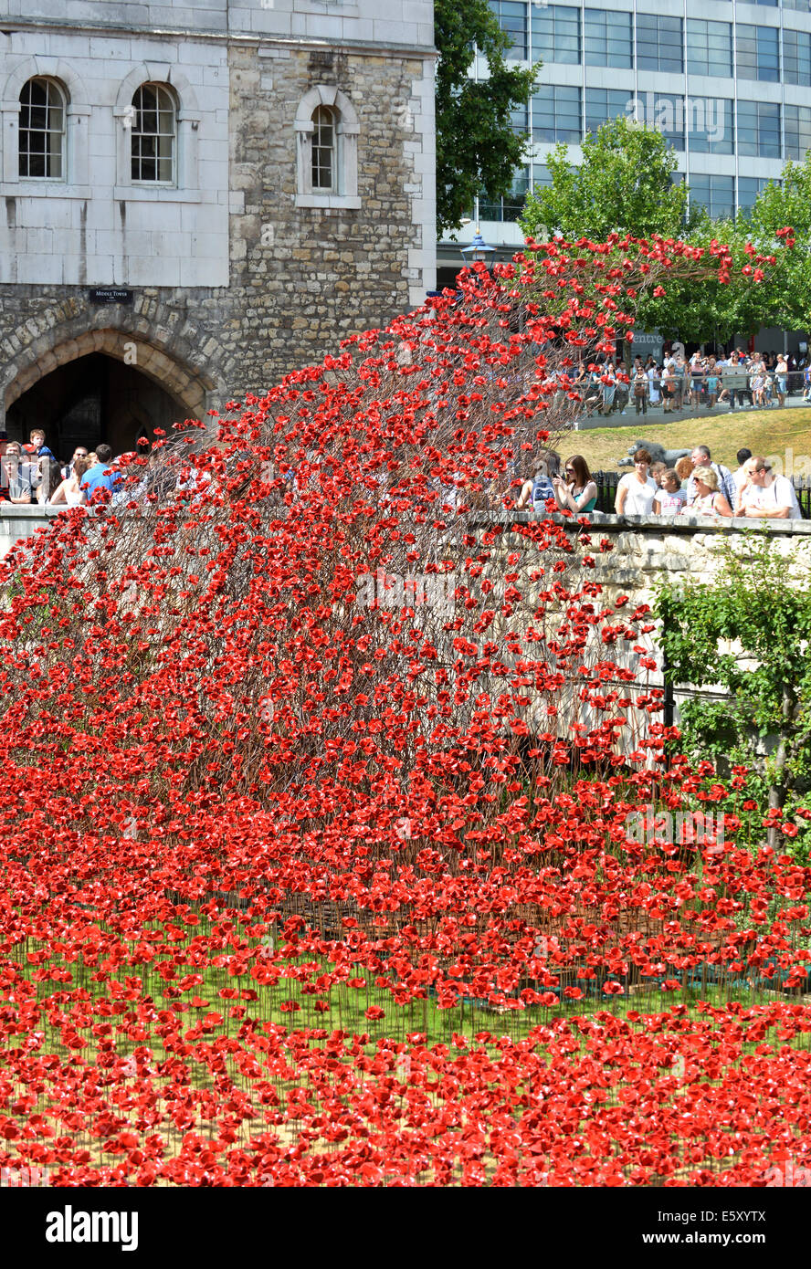 Bloodswept Länder und Meere rot, Tausende von Keramik Mohnblumen Künstlers Paul Cummins in den Tower von London WW1-Denkmal Stockfoto