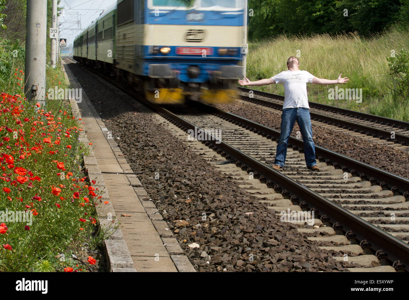 Selbstmord auf der Eisenbahn - Eisenbahnkorridor Prag - Pardubice, Přelouč, Tschechische Republik Stockfoto