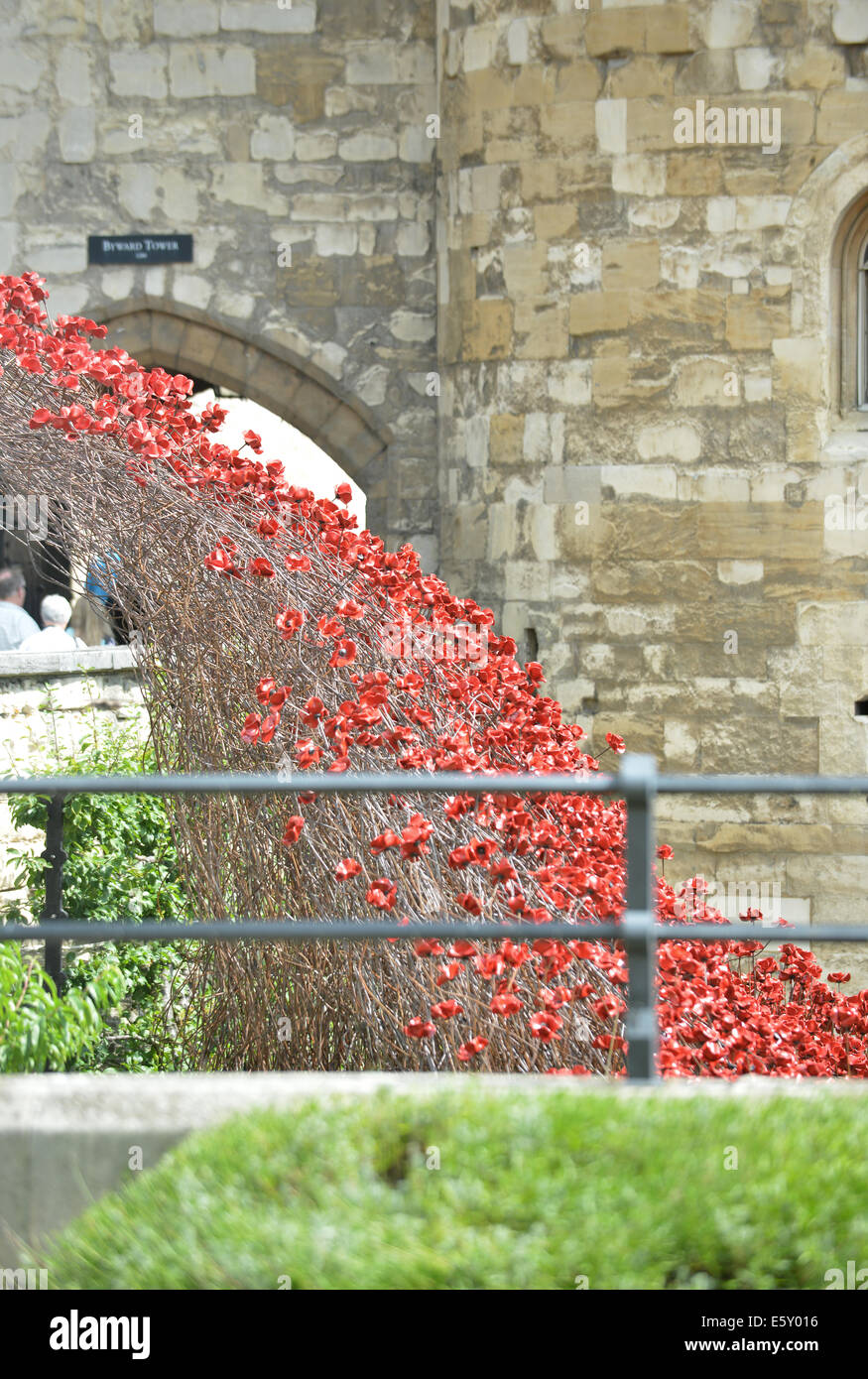 Bloodswept Länder und Meere rot, Tausende von Keramik Mohnblumen Künstlers Paul Cummins in den Tower von London WW1-Denkmal Stockfoto