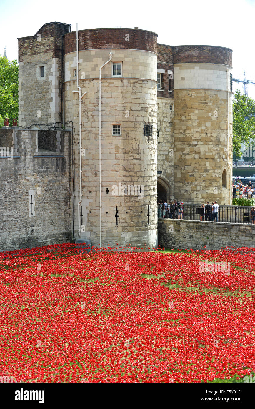Bloodswept Länder und Meere rot, Tausende von Keramik Mohnblumen Künstlers Paul Cummins in den Tower von London WW1-Denkmal Stockfoto
