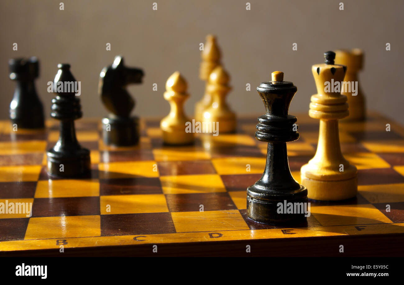 Situation am Schachbrett mit schwarzen Königin und weißen König Stockfoto