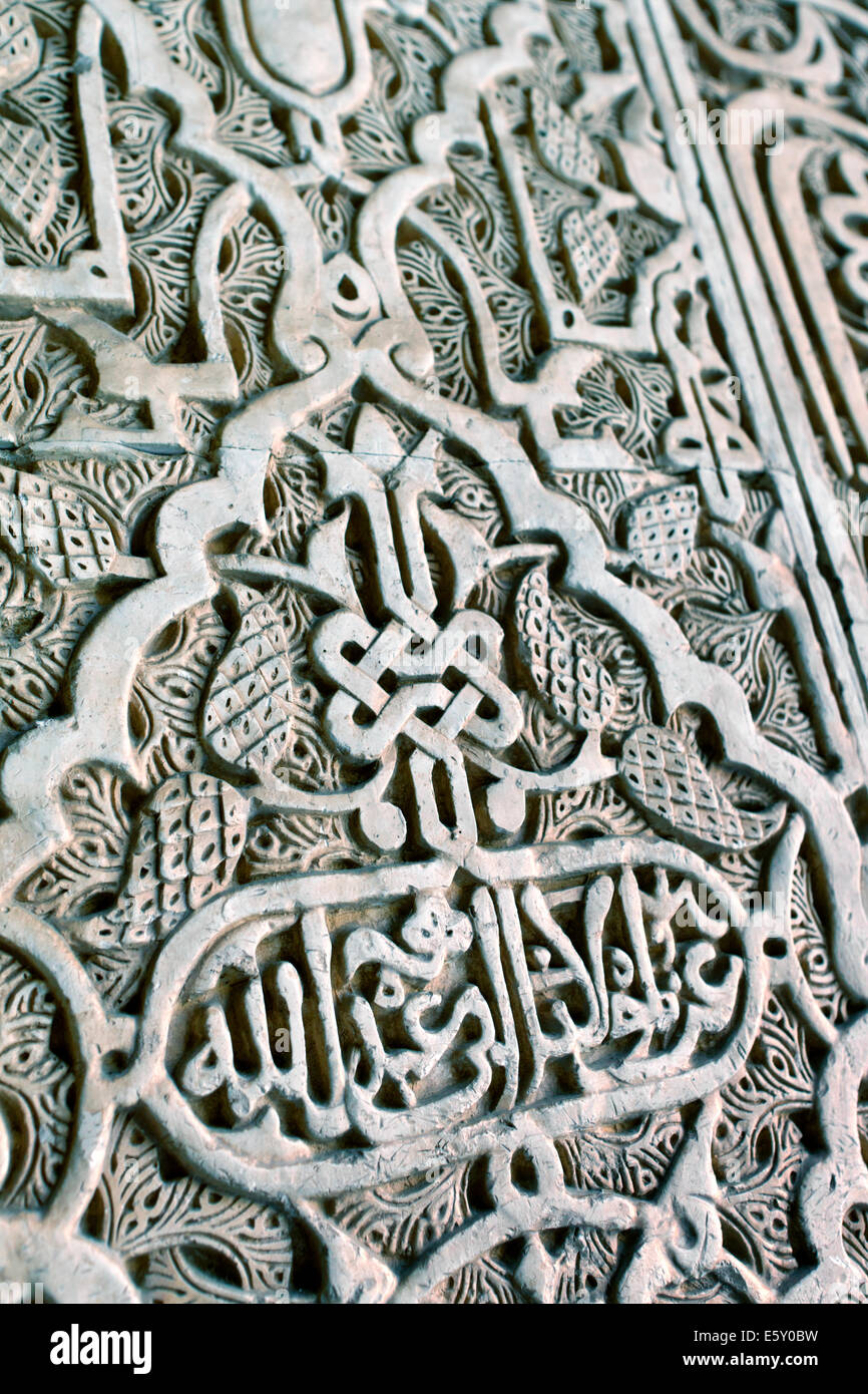 Alhambra, Wand Beschriftung mit der Islamischen/arabischen Satz La Ghalib illa Allah, Granada, Andalusien, Spanien Stockfoto