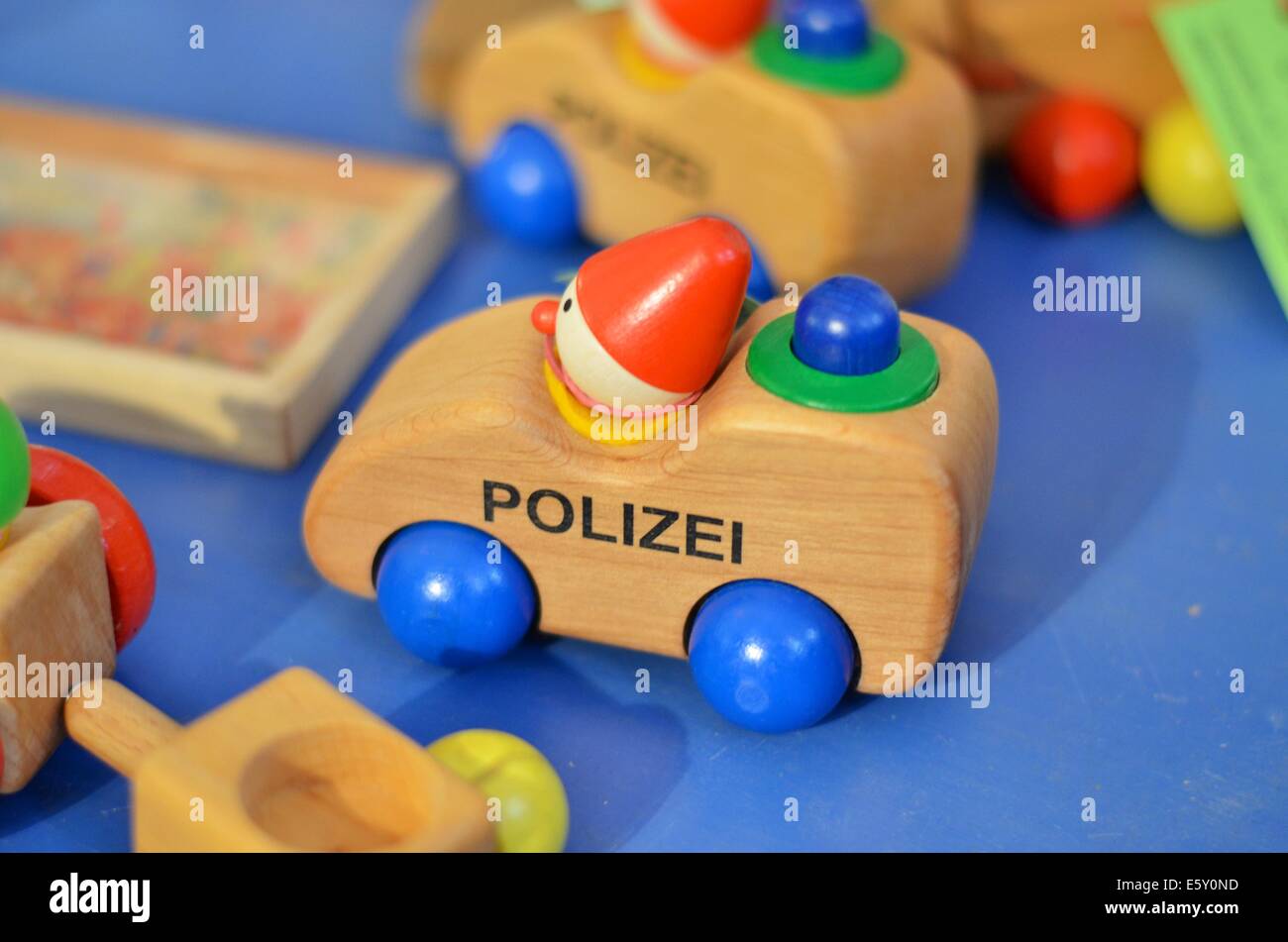 Polizei-Spielzeugauto-Holz Stockfoto