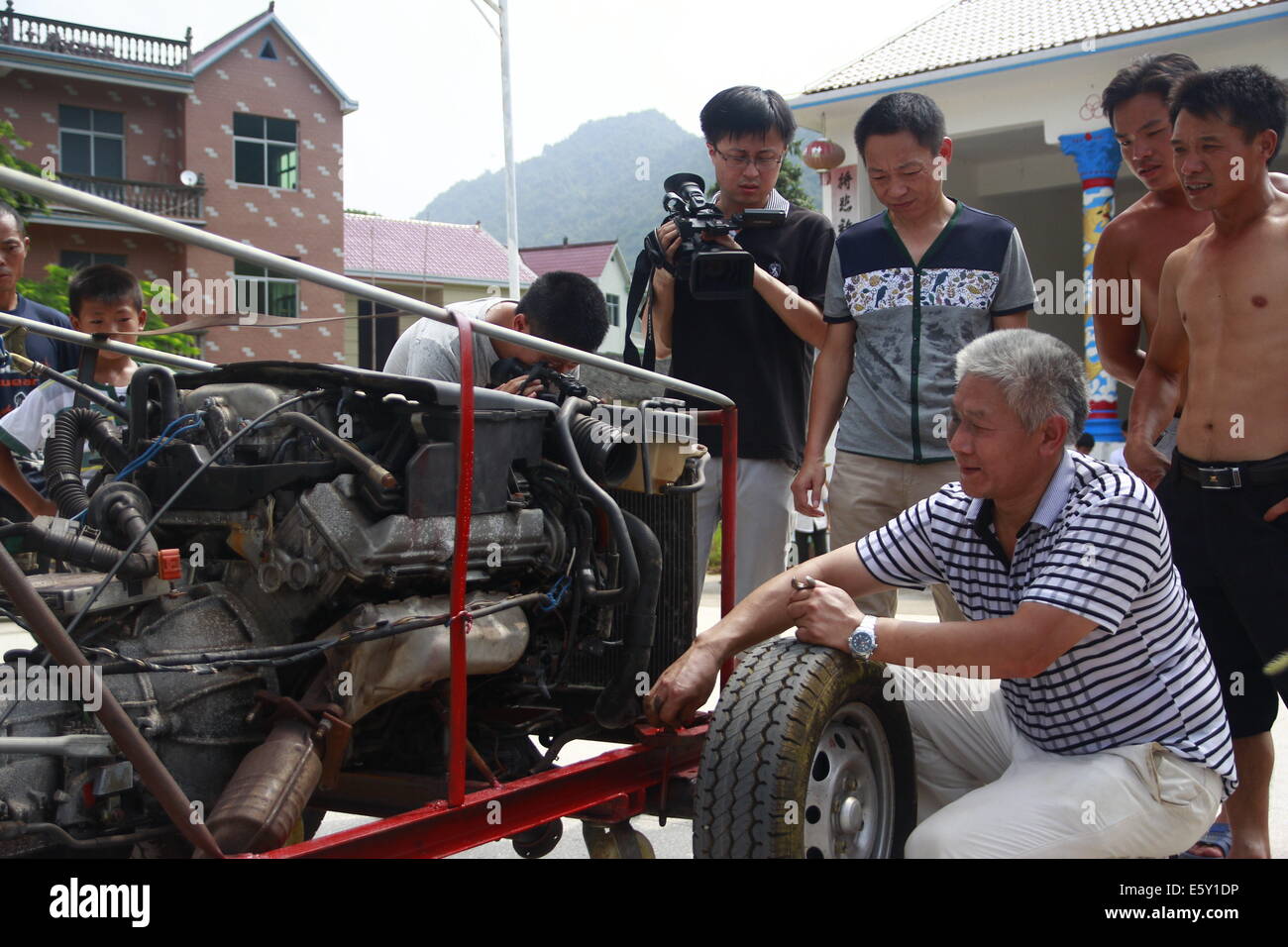 Dexing, China. 7. August 2014. AUGUST 07: Jiang Changgen bereitet Testflug im Dajia Village am 7. August 2014 in Dexing, Jiangxi Provinz in China. 52-j hrige Jiang Changgen verbrachte zwei Jahre und 100.000 Yuan (16.200 USD) machen die koaxialen-Helikopter. Der Hubschrauber ist 4 Meter lang und 2,65 Meter hoch und wiegt 900 Kilogramm. Seine Rotorblatt ist acht Meter lang. Jiang versucht mehr als zehn Minuten, aber er war erfolgreich. Bildnachweis: SIPA Asien/ZUMA Draht/Alamy Live-Nachrichten Stockfoto