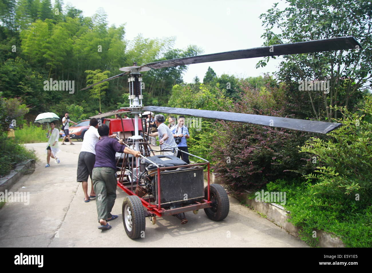 Dexing, China. 7. August 2014. AUGUST 07: Jiang Changgen bereitet Testflug im Dajia Village am 7. August 2014 in Dexing, Jiangxi Provinz in China. 52-j hrige Jiang Changgen verbrachte zwei Jahre und 100.000 Yuan (16.200 USD) machen die koaxialen-Helikopter. Der Hubschrauber ist 4 Meter lang und 2,65 Meter hoch und wiegt 900 Kilogramm. Seine Rotorblatt ist acht Meter lang. Jiang versucht mehr als zehn Minuten, aber er war erfolgreich. Bildnachweis: SIPA Asien/ZUMA Draht/Alamy Live-Nachrichten Stockfoto