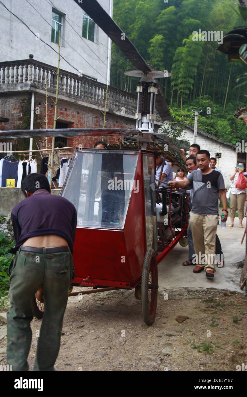 Dexing, China. 7. August 2014. AUGUST 07: Jiang Changgen bereitet Testflug im Dajia Village am 7. August 2014 in Dexing, Jiangxi Provinz in China. 52-j hrige Jiang Changgen verbrachte zwei Jahre und 100.000 Yuan (16.200 USD) machen die koaxialen-Helikopter. Der Hubschrauber ist 4 Meter lang und 2,65 Meter hoch und wiegt 900 Kilogramm. Seine Rotorblatt ist acht Meter lang. Jiang versucht mehr als zehn Minuten, aber er war erfolgreich. Bildnachweis: SIPA Asien/ZUMA Draht/Alamy Live-Nachrichten Stockfoto