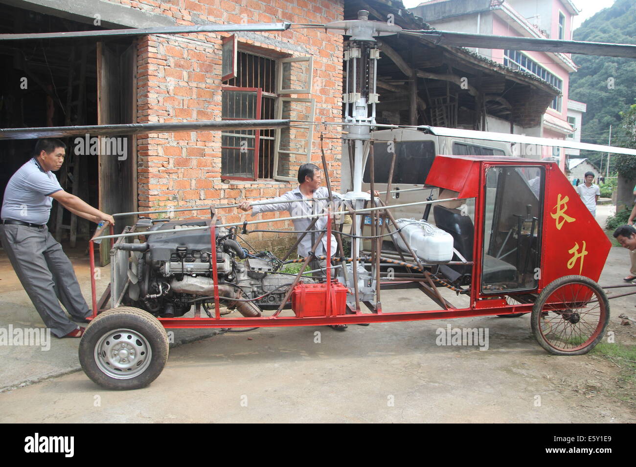 Dexing, China. 7. August 2014. AUGUST 07: Jiang Changgen bereitet Testflug im Dajia Village am 7. August 2014 in Dexing, Jiangxi Provinz in China. 52-j hrige Jiang Changgen verbrachte zwei Jahre und 100.000 Yuan (16.200 USD) machen die koaxialen-Helikopter. Der Hubschrauber ist 4 Meter lang und 2,65 Meter hoch und wiegt 900 Kilogramm. Seine Rotorblatt ist acht Meter lang. Jiang versucht mehr als zehn Minuten, aber er war erfolgreich. Bildnachweis: SIPA Asien/ZUMA Draht/Alamy Live-Nachrichten Stockfoto