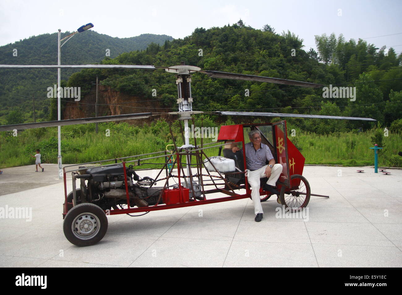 Dexing, China. 7. August 2014. AUGUST 07: Jiang Changgen bereitet Testflug im Dajia Village am 7. August 2014 in Dexing, Jiangxi Provinz in China. 52-j hrige Jiang Changgen verbrachte zwei Jahre und 100.000 Yuan (16.200 USD) machen die koaxialen-Helikopter. Der Hubschrauber ist 4 Meter lang und 2,65 Meter hoch und wiegt 900 Kilogramm. Seine Rotorblatt ist acht Meter lang. Jiang versucht mehr als zehn Minuten, aber er war erfolgreich. Bildnachweis: SIPA Asien/ZUMA Draht/Alamy Live-Nachrichten Stockfoto