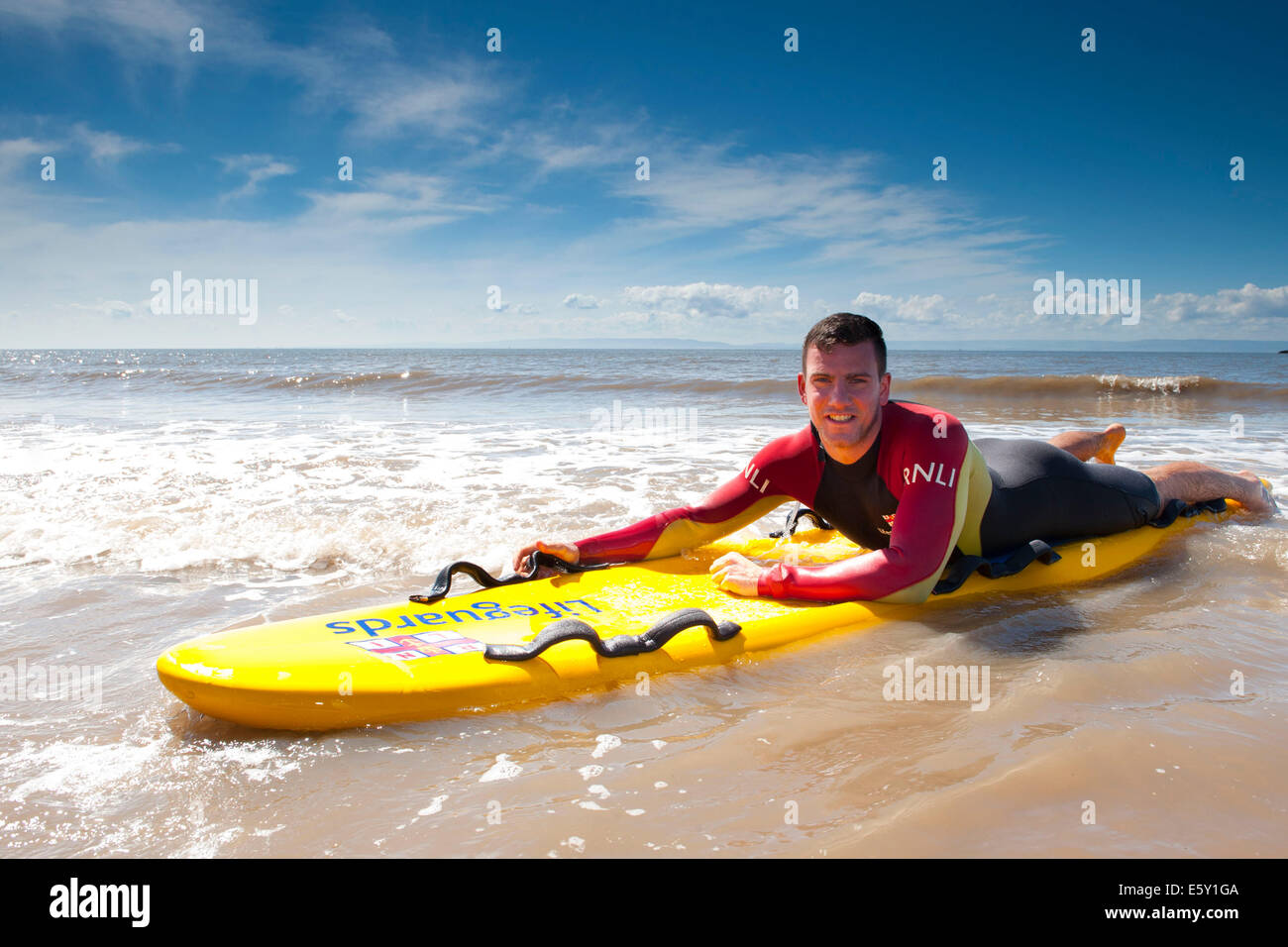 RNLI Rettungsschwimmer am Strand Whitmore Bay in Barry, South Wales. Stockfoto