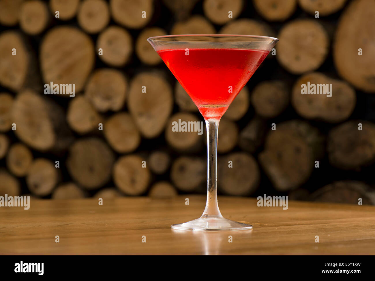 Eine Erdbeere rot alkoholisches Getränk in ein Cocktailglas. Stockfoto