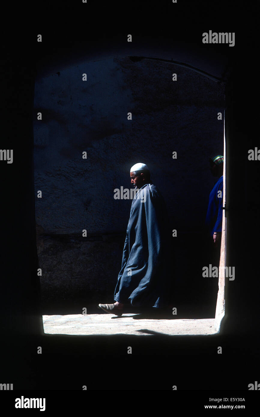 Ein Mosabite Mann in einer engen Gasse in Stadt Ghardaia, Algerien und Umgebung: M'zab. Stockfoto