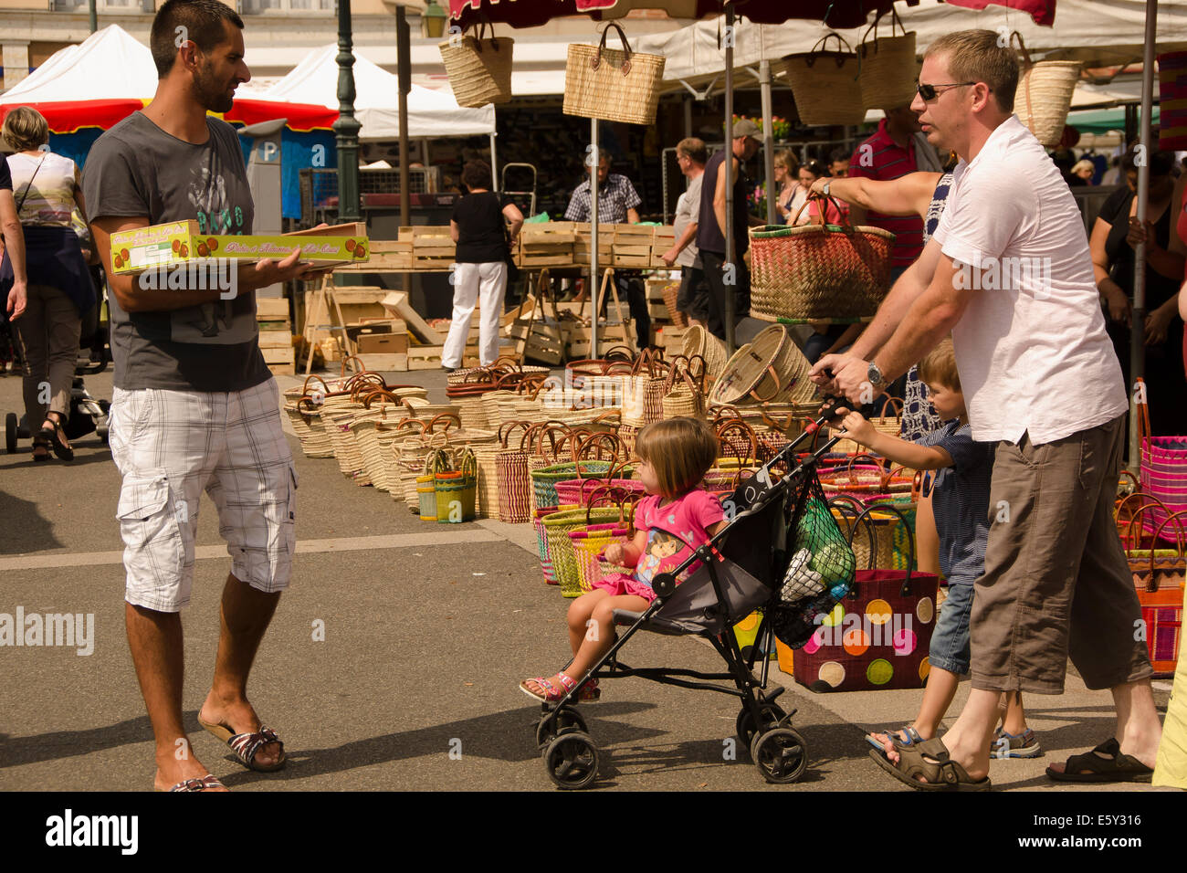 Typisch Französisch Sommer Marktplatz in Moissac, Südwest-Frankreich. Stockfoto